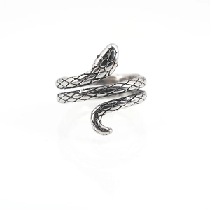 Anello serpente retrò da uomo in argento ossidato con texture dettagliata di squame