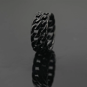Vintage Ring aus gun-schwarzem Edelstahl mit groben Panzerkettengliedern und dunklem Metallglanz