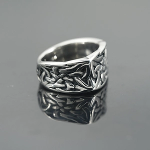 Bague punk rétro en acier titane avec textures tissées de nœuds celtiques pour hommes