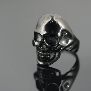 Polished skull ring for men in vintage dark grey finish with mirror reflection effect
