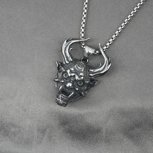 Ciondolo maschera Hannya punk gotico in argento vintage con una catena veneziana