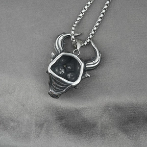 Pendaglio a testa di toro vintage in argento ossidato con catena box da uomo