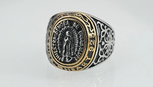 Macro de la Vierge Marie sur bague chevalière bicolore en acier avec motifs de vigne