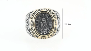 Détail d'une bague rétro avec relief de la Vierge Marie et ornements latéraux gravés