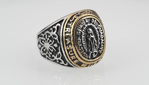Vue macro d'une bague chevalière Guadalupe avec finition bicolore et gravures vintage
