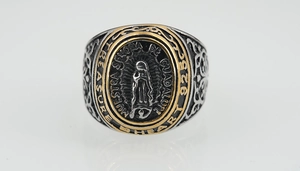 Macro de la bague religieuse Vierge Marie en argent 925 poli avec des détails dorés