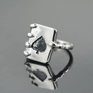 Gothic spade skull claw ring in vintage titanium steel with high-polished mirror reflection