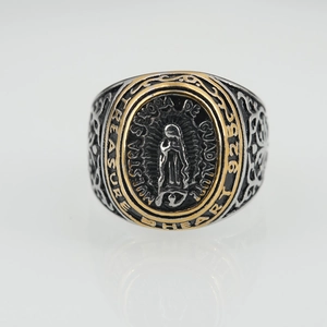 Bague vintage de la Vierge Marie en acier avec accents dorés et détails gravés fins