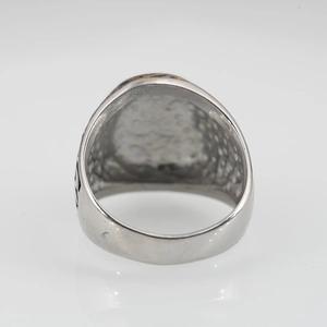 Bague Vierge Marie en acier titane vintage avec finition polie et anneau intérieur texturé