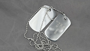 Detailaufnahme doppelter Dog-Tag-Anhänger aus Edelstahl mit individueller Gravur