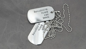 Nahaufnahme personalisierbarer Dog Tags aus gebürstetem Edelstahl mit Gravur-Details