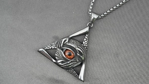 Makroaufnahme des gotischen Evil-Eye-Anhängers in Dreiecksform mit Iris-Detail