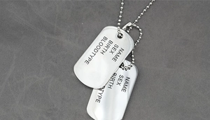 Detailansicht der doppellagigen Dog-Tag-Halskette aus Edelstahl mit eingravierter ID