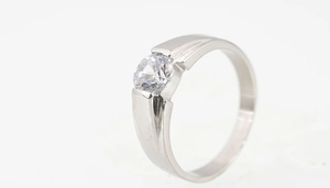 Macro-detail van een brede zilveren titanium ring met een verzonken ronde zirkonia