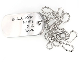Herren Edelstahl-Halskette mit doppelten Dog-Tags und klassischer Kugelkette auf weißem Grund