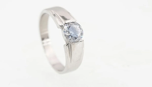 Gedetailleerde opname van een titanium stalen ring met een rond gezette zirkonia steen