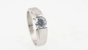 Macro-opname van een minimalistische titanium stalen ring met een enkele diamantzetting