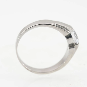 Gepolijste zilveren titanium stalen ring met een klassieke ronde heldere kristal