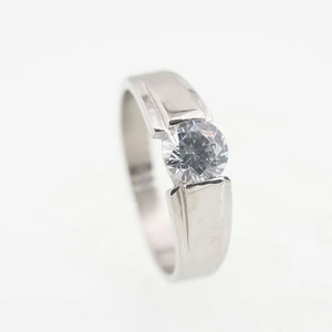 Minimalistische zilveren titaniumstalen ring met geometrische band en ronde zirkoniasteen