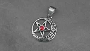 Detalle del collar de luna creciente y pentagrama de plata con gema roja