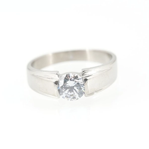 Minimalistische titanium stalen ring met ronde zirkoon in een brede bandzetting