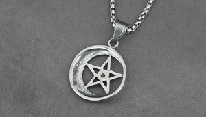Detalle del colgante retro de estrella y luna creciente con cadena de caja