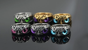 Detalle de anillos de búho vintage que muestran textura de plumas y ojos coloridos