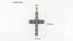 Vue macro du pendentif croix crâne vintage montrant le poids et les dimensions