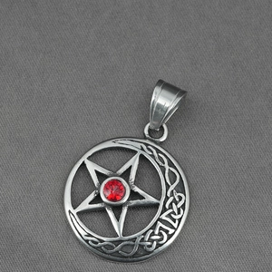 Collar gótico con colgante de luna y estrella en acero vintage y piedra roja