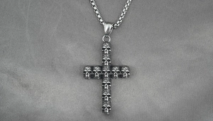 Gros plan du pendentif croix tête de mort en acier vintage avec finition oxydée