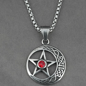 Collar gótico con colgante de estrella luna y circón rojo en cadena box plateada