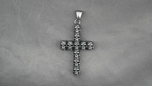 Vue détaillée d'un pendentif croix tête de mort en acier inoxydable argenté style punk