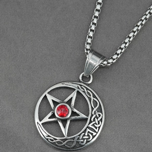 Collar retro estrella y luna con gema roja y nudo celta en cadena de caja metálica