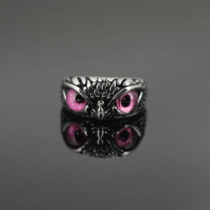 Anillo de búho vintage en plata con piedras púrpuras y detalles de plumas grabadas