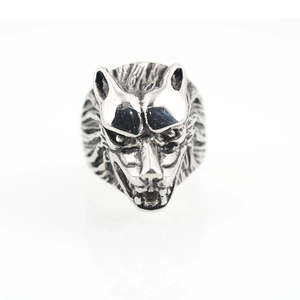 Gothic wolf head ring for men in vintage stainless steel with detailed fur texture
