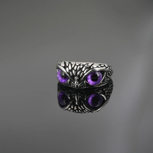 Anillo de búho retro de acero inoxidable con misteriosos ojos morados y textura de pluma