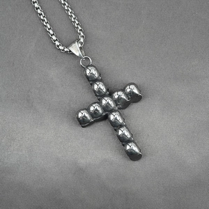 Collier avec pendentif croix crâne gothique en acier titane vieilli et chaîne perle carrée