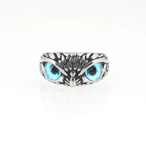 Anillo de búho vintage plateado con textura de plumas y ojos de cristal azul vivo