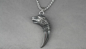 Gros plan du pendentif tête de loup vintage avec crocs et chaîne box en acier inoxydable