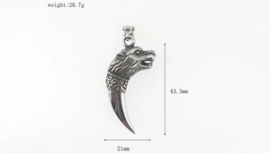 Vue détaillée du pendentif dent de loup rétro avec dimensions 43,3 mm et poids 28,7 g