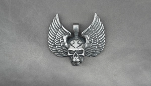 Vue détaillée du pendentif crâne ailé vintage en acier titane durable et robuste