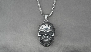 Vue détaillée du pendentif tête de mort punk avec chaîne et finition vintage