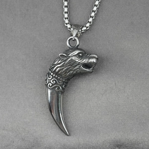 Collier pendentif dent de loup en argent vieilli avec tête de loup et chaîne box