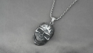 Gros plan du pendentif crâne punk rétro avec finition oxydée et chaîne robuste en acier