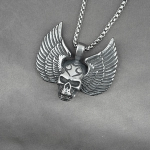 Pendentif tête de mort avec ailes en acier inoxydable vintage et chaîne de boîte
