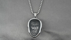 Vue détaillée macro du pendentif crâne vintage avec une texture en acier mat patiné