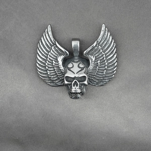 Pendentif tête de mort avec ailes style punk gothique en acier inoxydable argent vieilli