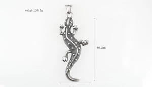 Detail view of vintage gecko pendant with weight and dimensions on white background