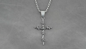 Dettaglio della collana in acciaio al titanio con pendente a croce in stile industriale