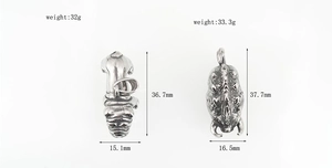 Spécifications de taille et poids pour pendentifs d'animaux en acier titane vintage